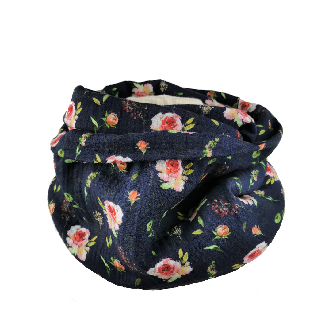 Musselin Loop Schal in dunkelblau mit Blumen