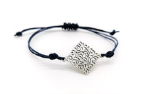 Lade das Bild in den Galerie-Viewer, Makramee Armband in verschiedenen Fraben mit Vintage Anhänger- Handmade
