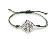 Lade das Bild in den Galerie-Viewer, Makramee Armband in verschiedenen Fraben mit Vintage Anhänger- Handmade
