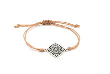 Lade das Bild in den Galerie-Viewer, Makramee Armband in verschiedenen Fraben mit Vintage Anhänger- Handmade
