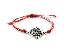 Lade das Bild in den Galerie-Viewer, Makramee Armband in verschiedenen Fraben mit Vintage Anhänger- Handmade

