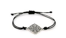 Lade das Bild in den Galerie-Viewer, Makramee Armband in verschiedenen Fraben mit Vintage Anhänger- Handmade

