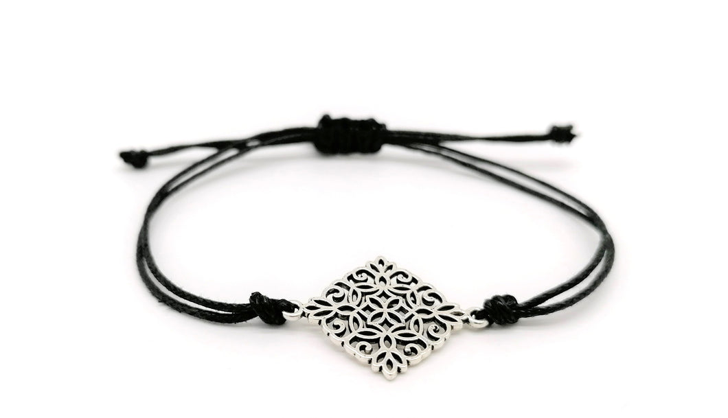Makramee Armband in verschiedenen Fraben mit Vintage Anhänger- Handmade